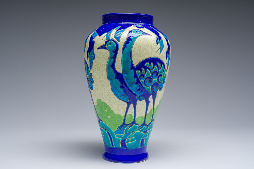Een zeldzame polychrome art-decovaas met gestileerde vogels of emoes, Charles Catteau voor Boch K&eacute;ramis, tweede kwart 20ste eeuw