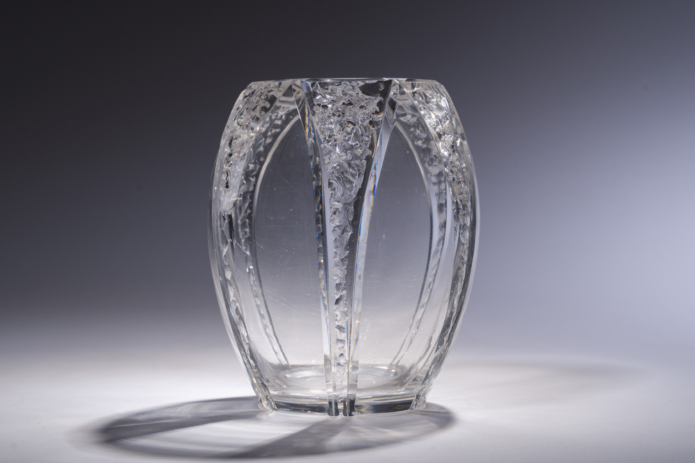 Auguste Houillon (1885-1954): A rare French crystal Art Deco vase finished with the burin, Nancy, second quarter 20th C.