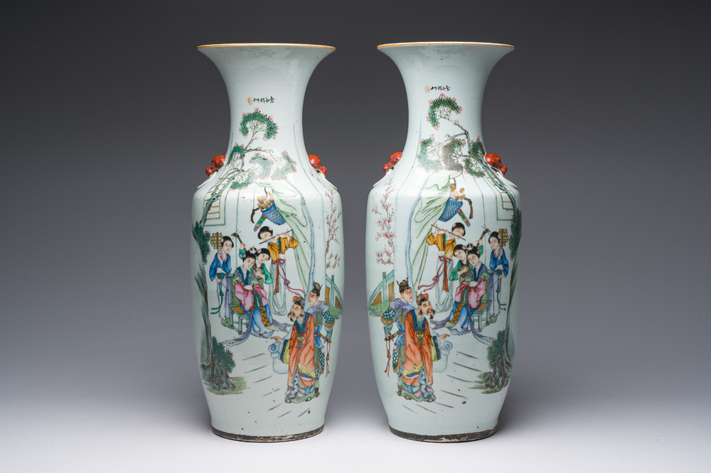 A pair of Chinese famille rose vases with a vistit to the palace, 19th/20th C.