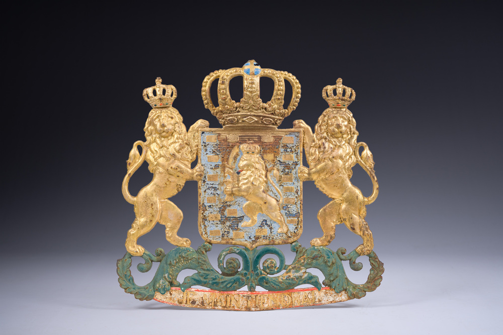 A Dutch polychrome and gilt cast iron 'Je maintiendrai' wall plaque, ca. 1900