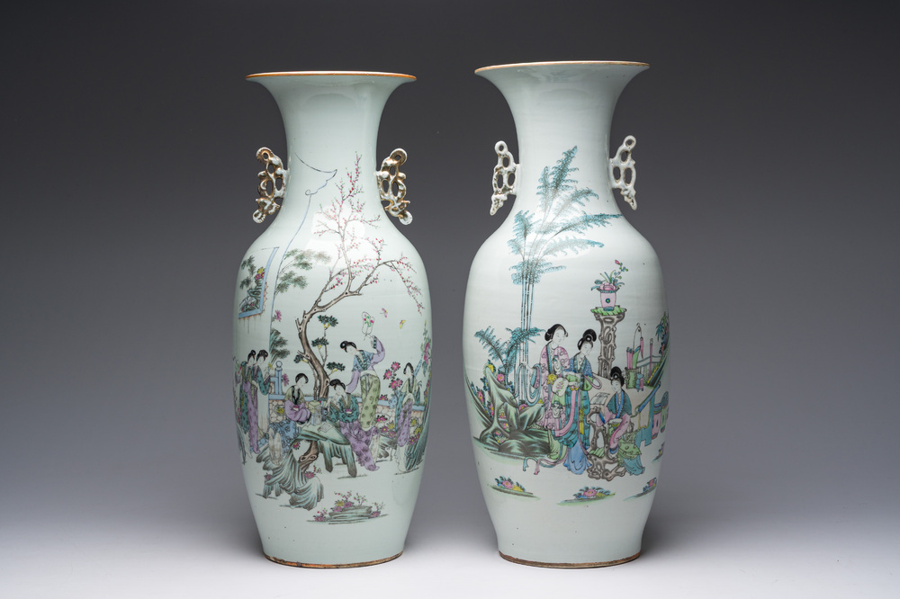 Twee Chinese famille rose vazen met dames in een paleistuin, 19de/20ste eeuw