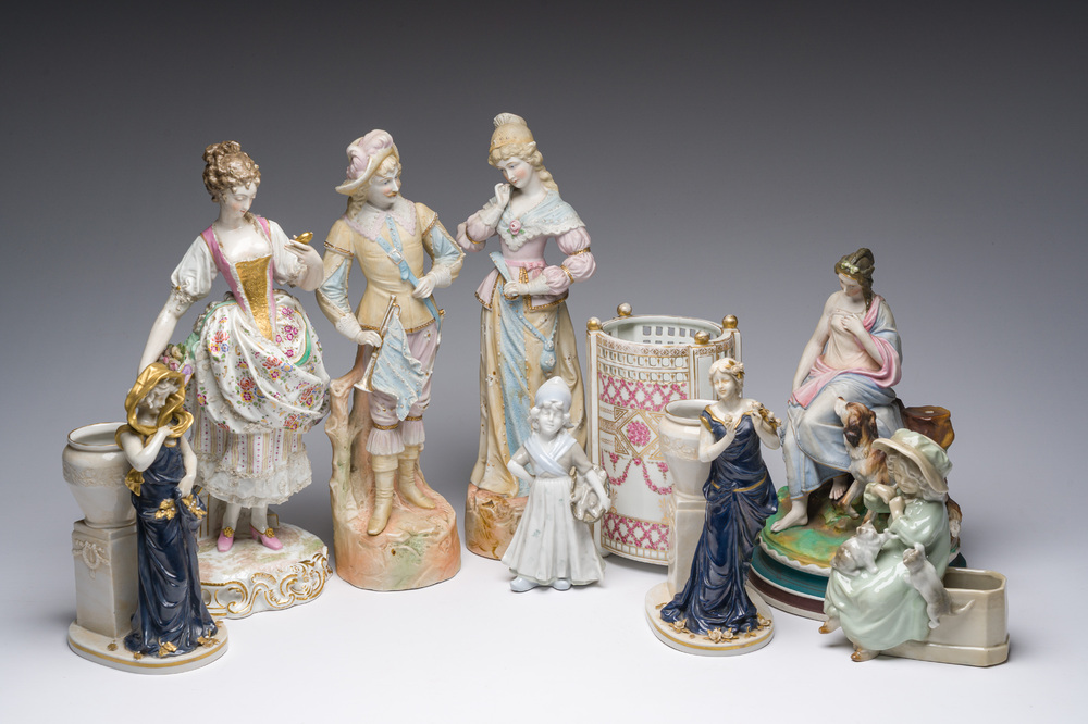 Een diverse collectie sculpturen in porselein en biscuit, 19de/20ste eeuw