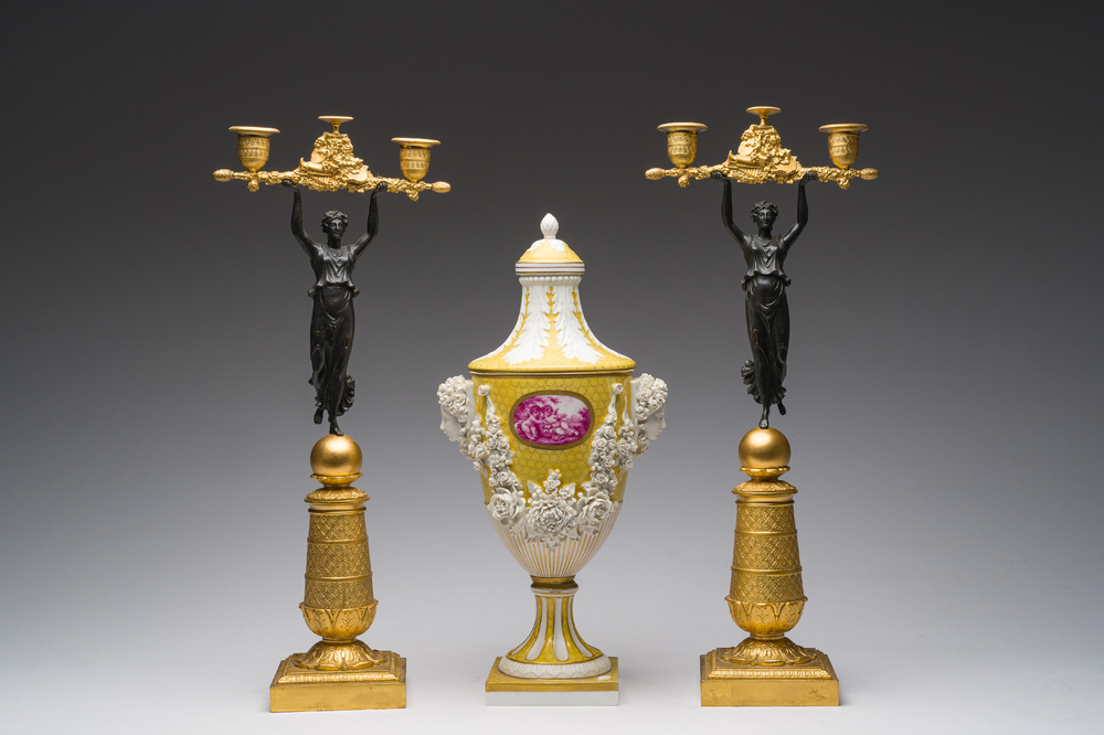 Een paar Franse deels verguld en gepatineerd bronzen kandelaars en een S&egrave;vres-stijl dekselvaas met floraal reli&euml;fdecor, 20ste eeuw
