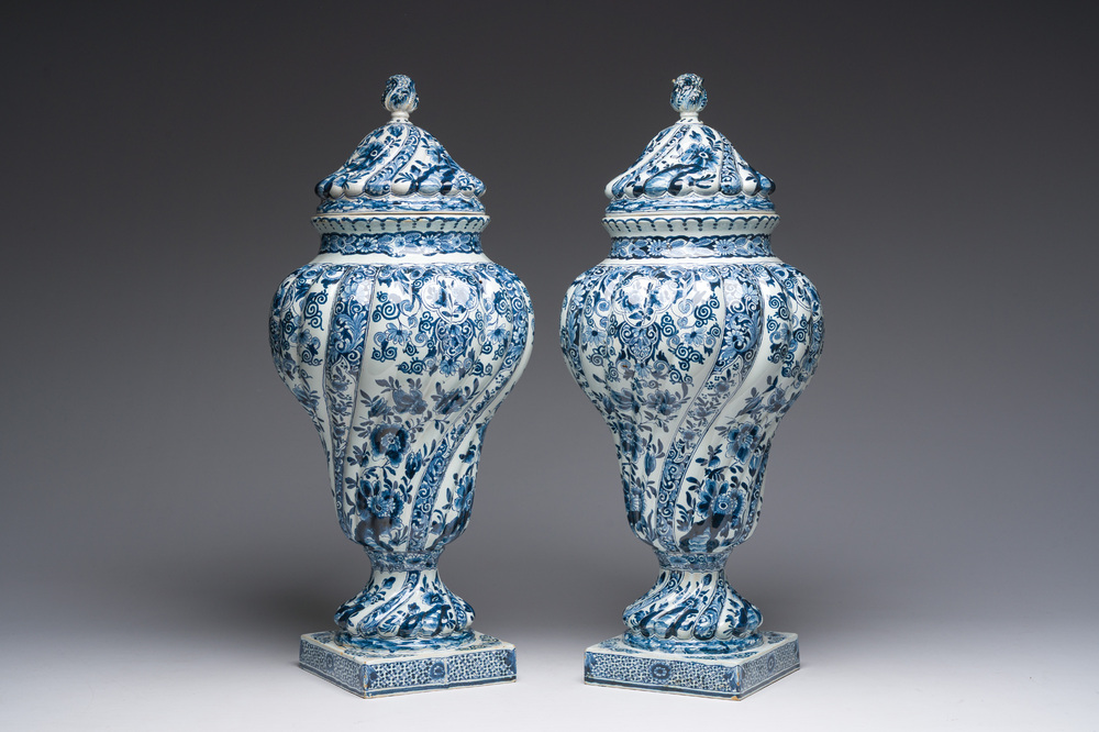 Een paar imposante getorste blauw-witte Delftse dekselvazen, 19de eeuw