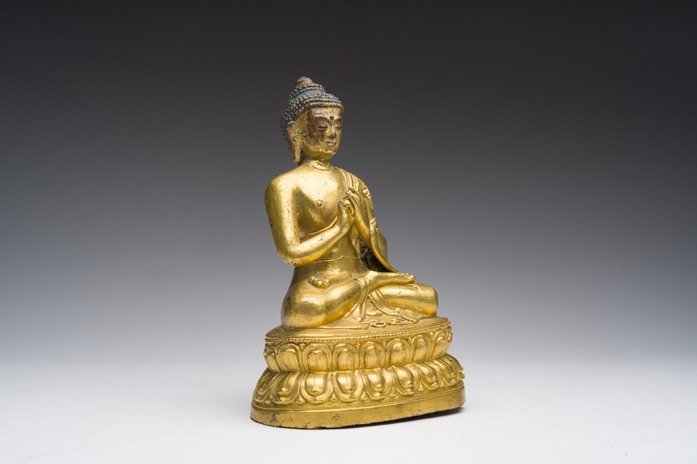 Een Chinese verguld bronzen figuur van Boeddha, 19de eeuw