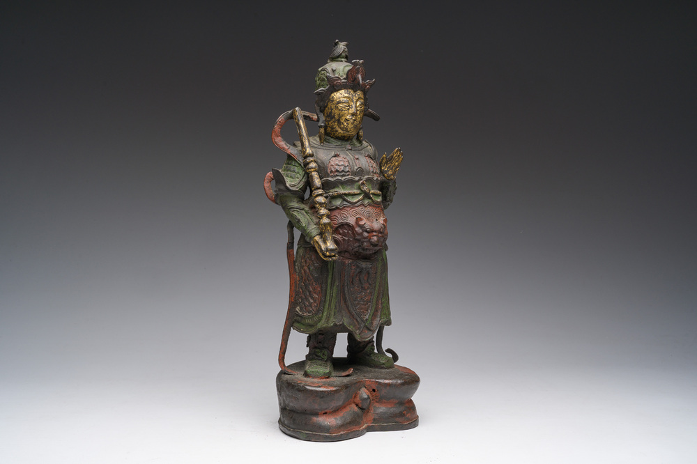 Een Chinese verguld bronzen sculptuur van een wachter met polychroom decor, 18de/19de eeuw