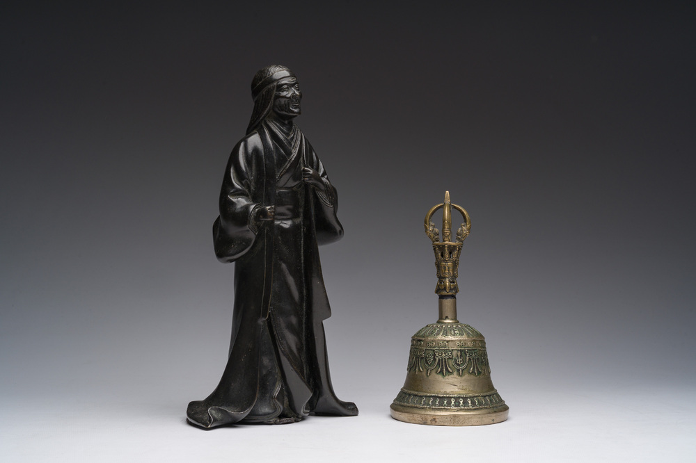 Een Japanse bronzen okimono en een Tibetaanse bronzen bel, 19de/20ste eeuw