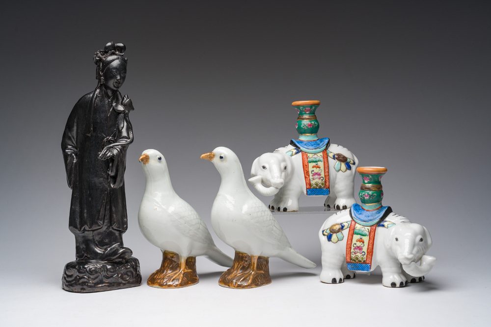 Een paar Chinees porseleinen duiven, een paar olifanten-kandelaars en een zwart-geglazuurde dame, 19de/20ste eeuw