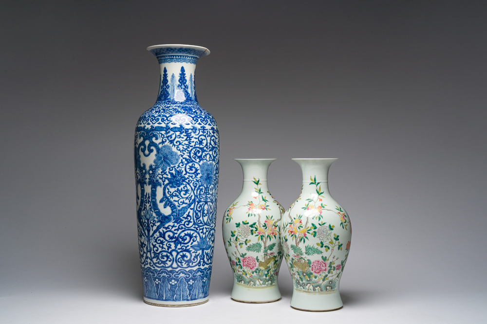 A pair of Chinese famille rose vases and a tall blue and white vase, 19th/20th C.