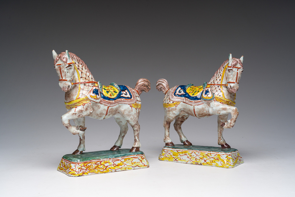 Een paar polychrome Delftse paarden, 19de eeuw