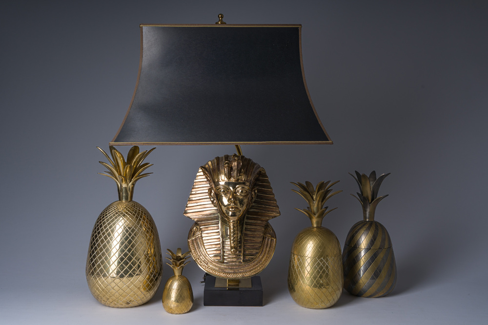 A Hollywood Regency gilt brass 'pharaon' table lamp, Deknudt, Kortrijk, and four Hollywood Regency style pineapples, 20th C.