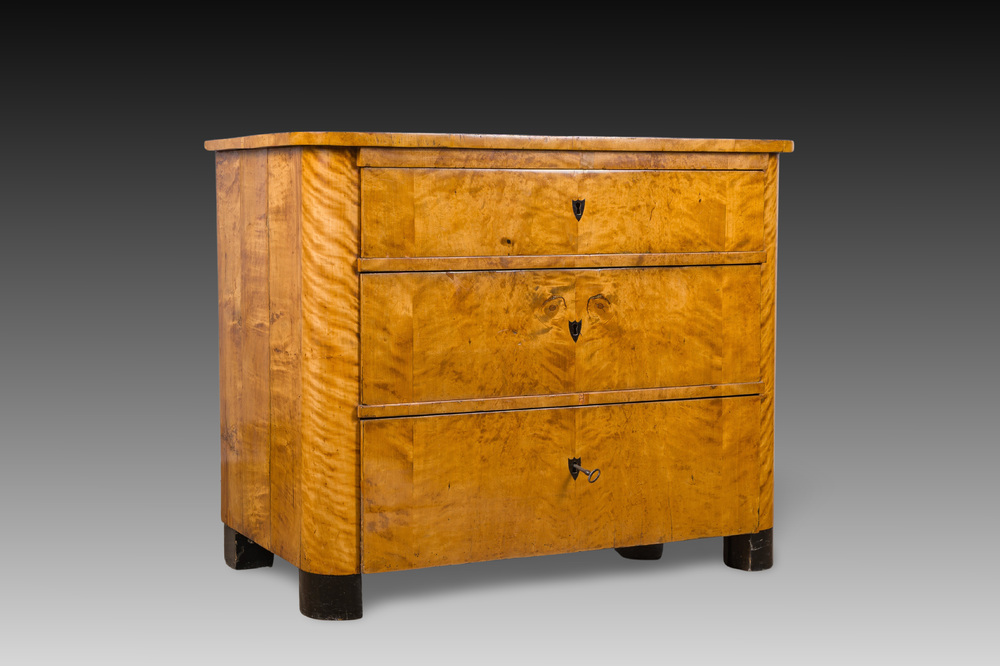 Een Biedermeier commode in dennenhout met fineer afgewerkt met schellak, 19de eeuw
