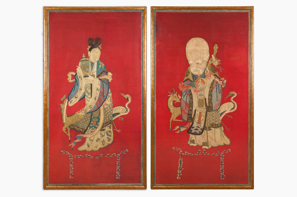 Een uitzonderlijk groot paar Chinese met zijde geborduurde panelen met onsterfelijken op rode fondkleur, 19de eeuw