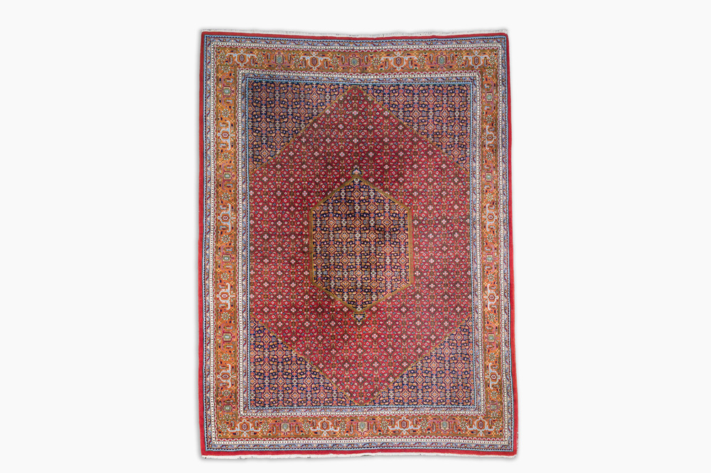 A Persian Bidjar rug with floral design, wool on cotton, 20th C.