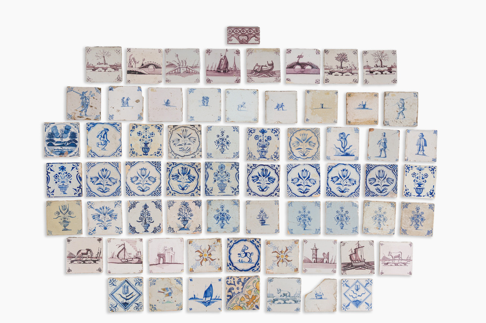 64 blauw-witte, mangane en polychrome Delftse tegels, 17de/19de eeuw