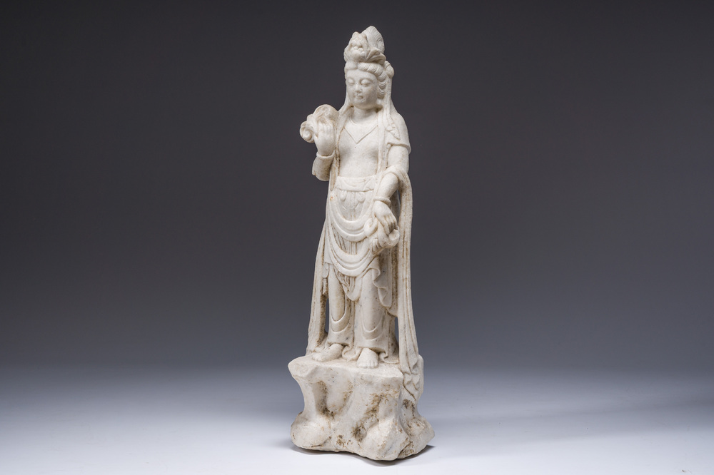 Een Chinese wit marmeren sculptuur van Guanyin, 20ste eeuw