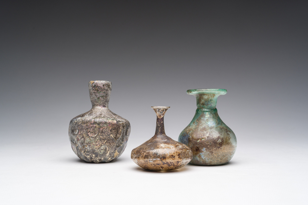 Drie Romeinse glazen flesjes, 1ste/4de eeuw