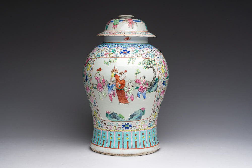 Een Chinese famille rose dekselvaas met spelende jongens in een paleistuin, 19de eeuw