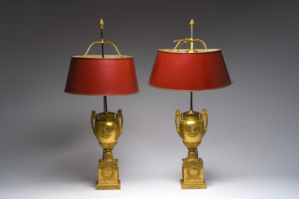 Een paar Empire-stijl verguld bronzen urnes als lampen gemonteerd, Frankrijk, 19de eeuw