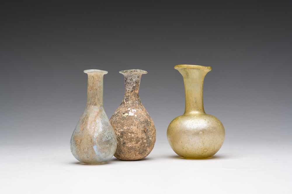 Drie Romeinse glazen flesjes, 1ste/4de eeuw