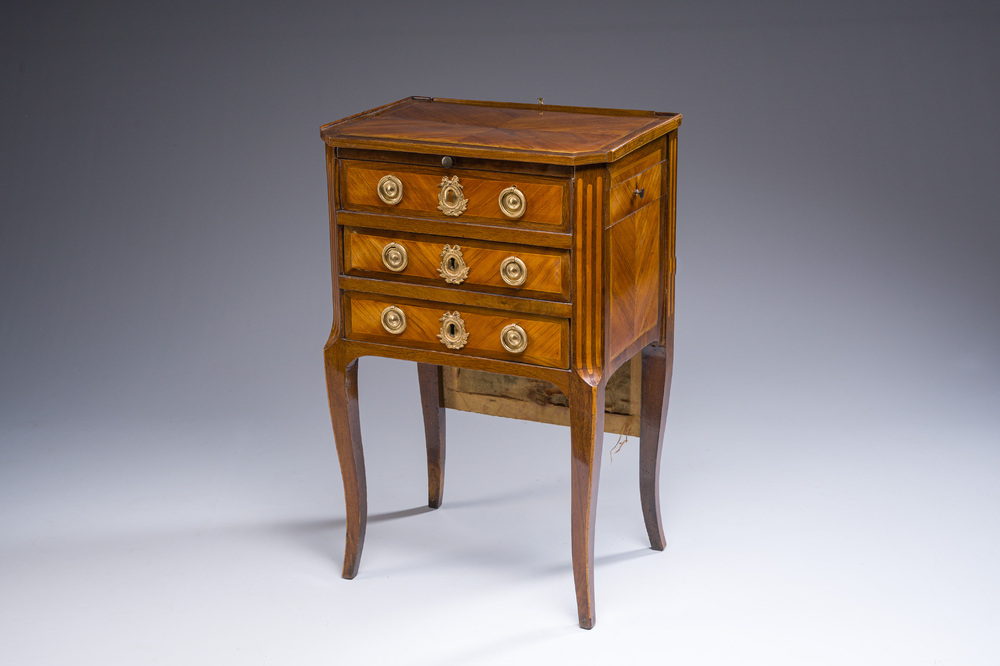 A French neoclassicist small ladies' writing desk in marquetry with gilt bronze mounts and silk backdrop, 18th/19th C.