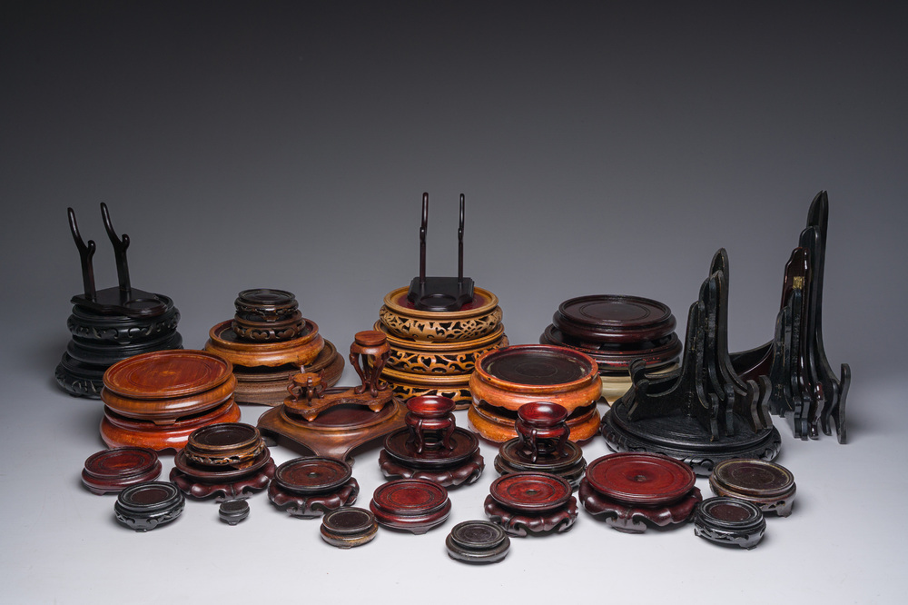 Een collectie Chinese houten sokkels en bordenstandaarden, 20ste eeuw