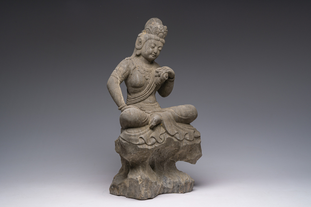 Een Chinese stenen figuur van Boeddha op een rots, Qing