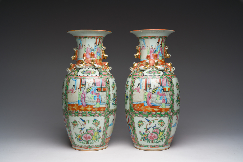 Een paar Chinese Kanton famille rose vazen met paleissc&egrave;nes en floraal decor, ca. 1900