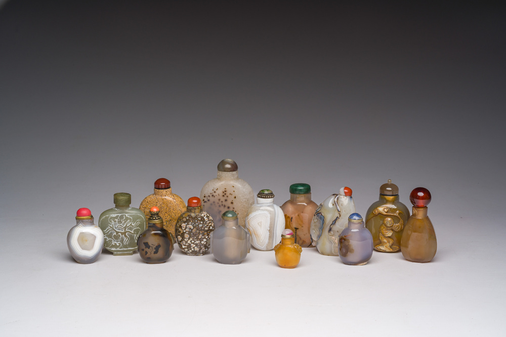 Veertien Chinese hardstenen snuifflessen, 19de/20ste eeuw