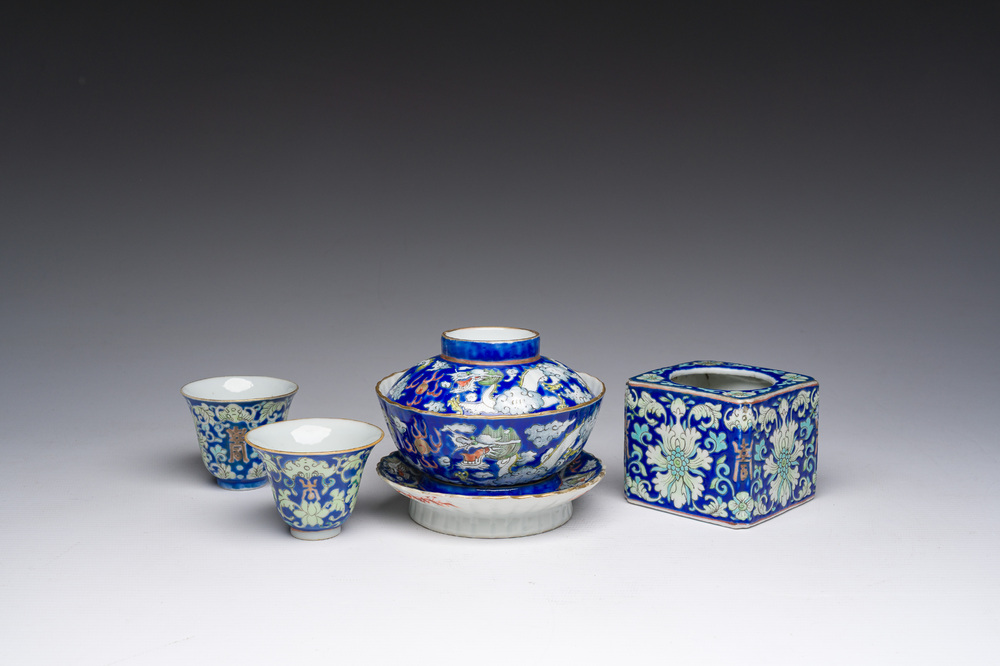 Een Chinese dekselkom op voet, twee wijnkoppen en een warmer, Tongzhi merk en periode