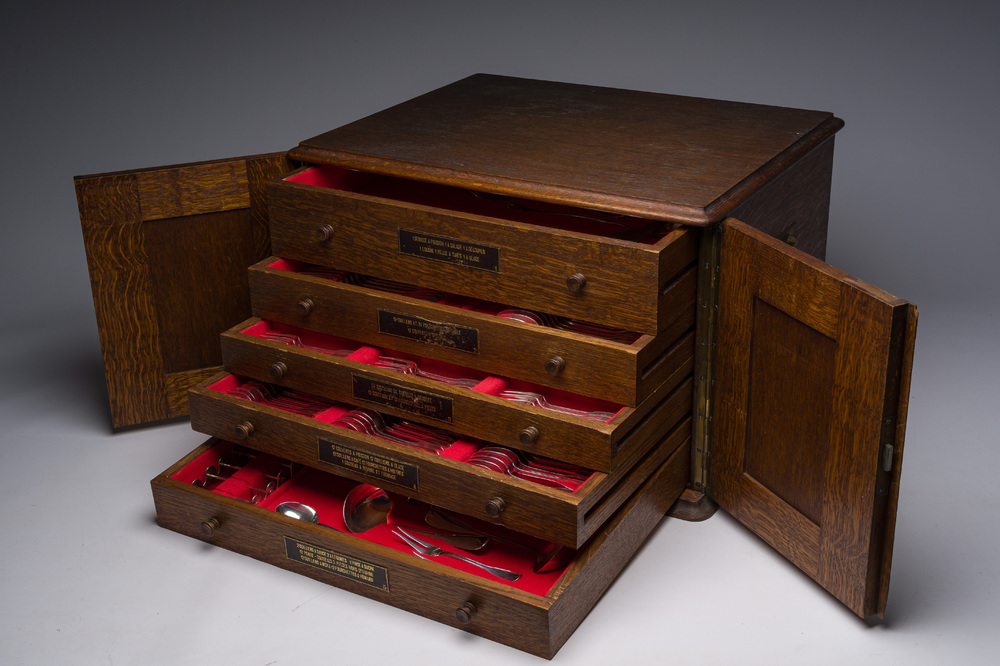 A Belgian oak cutlery case with a 227-piece silver cutlery set, 800/000, Wolfers, 20th C.