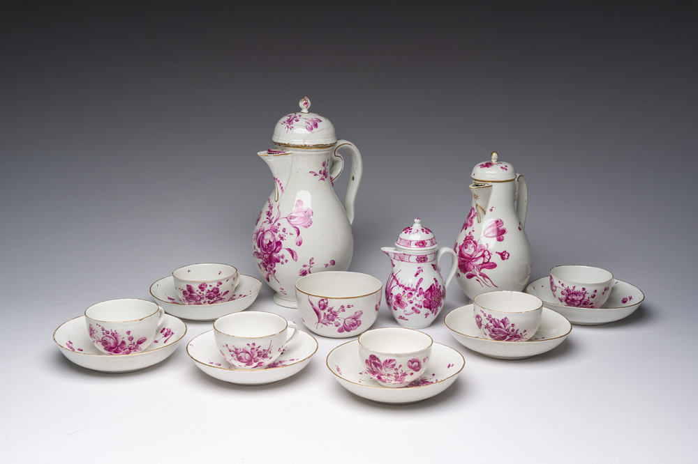 Een Duits zestien-delig cama&iuml;eu roze en verguld koffie- en theeservies met floraal decor, Frankenthal merk, 1762-1794