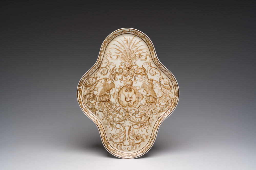 Maria Andries (19de eeuw): Een gelobde sepia porseleinen schotel met het monogram van Willem Geets ter gelegenh. van zijn 62ste verjaardag, ged. 1890