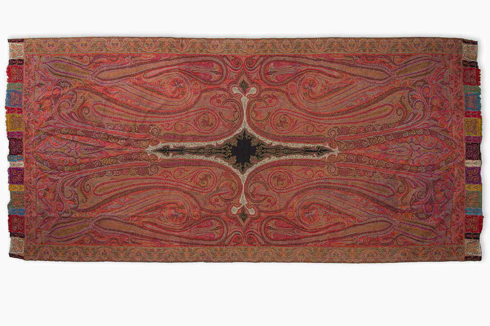 A rare Indian handwoven kani shawl with a central medallion surrounded by palmettes, Kashmir, late 19th C.
