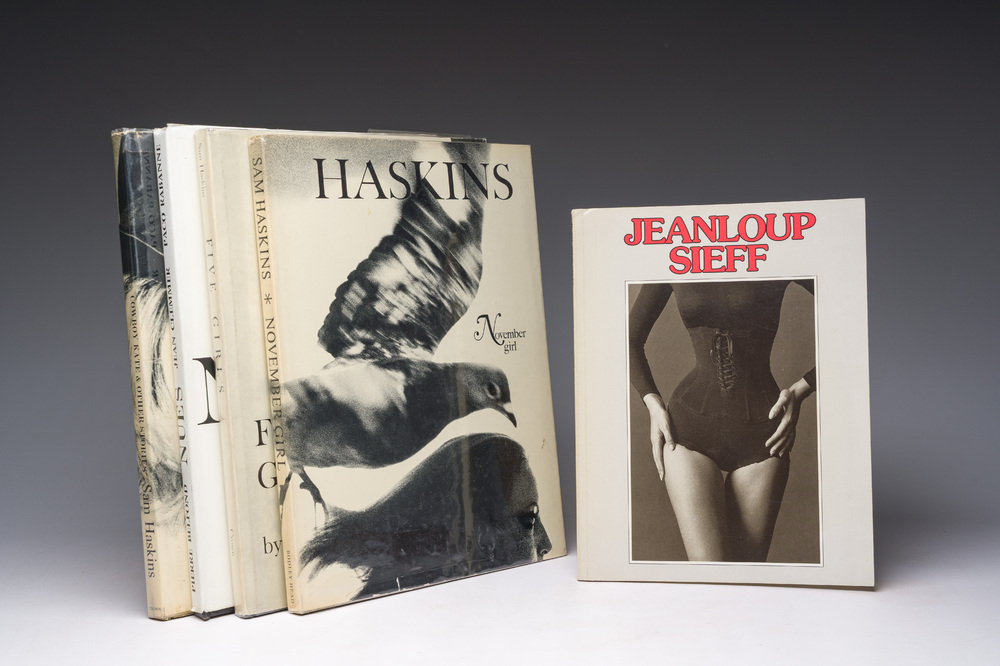 Een gevarieerde collectie boeken met betrekking tot naaktfotografie, o.m. Sam Haskins, 20ste eeuw