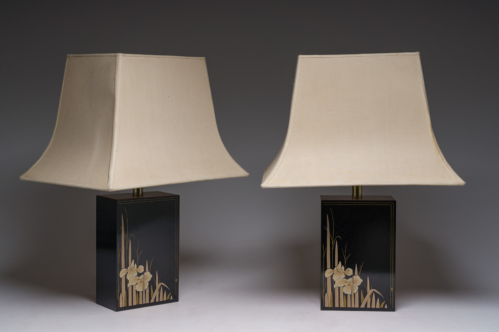 Een paar lakwerk lampen in Japanse stijl met originele kappen, Maison Le Dauphin, Frankrijk, derde kwart 20ste eeuw