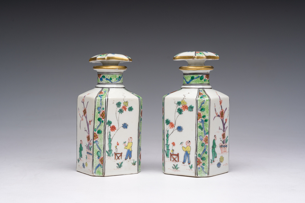 Een paar Franse Samson famille verte-stijl parfumflacons met geanimeerde sc&egrave;nes en floraal decor, Parijs, 19de eeuw