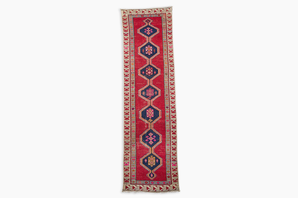 A Persian Mahal runner with geometric design, wool on cotton, mid 20th C.