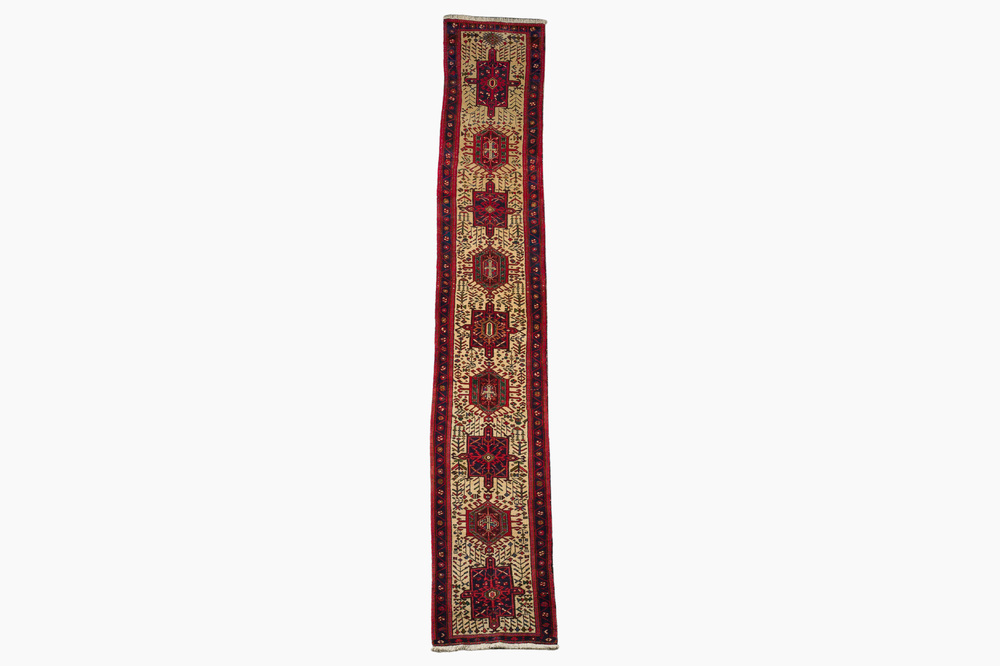 A Persian Heriz Karache runner with geometric design, wool on cotton, mid 20th C.