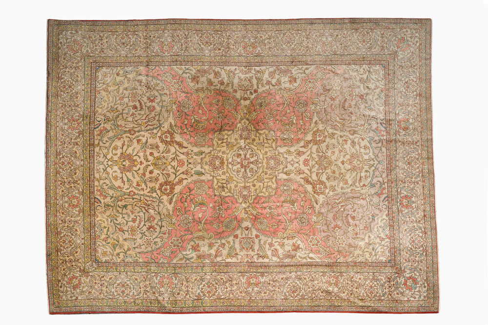 A Turkish Sivas rug with central medallion and floral design, wool on cotton, 20th C.