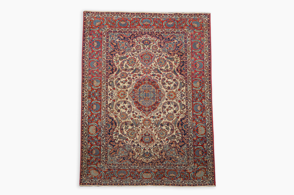 A Persian Keshan (Kashan) rug with floral design, wool on cotton, first half 20th C.