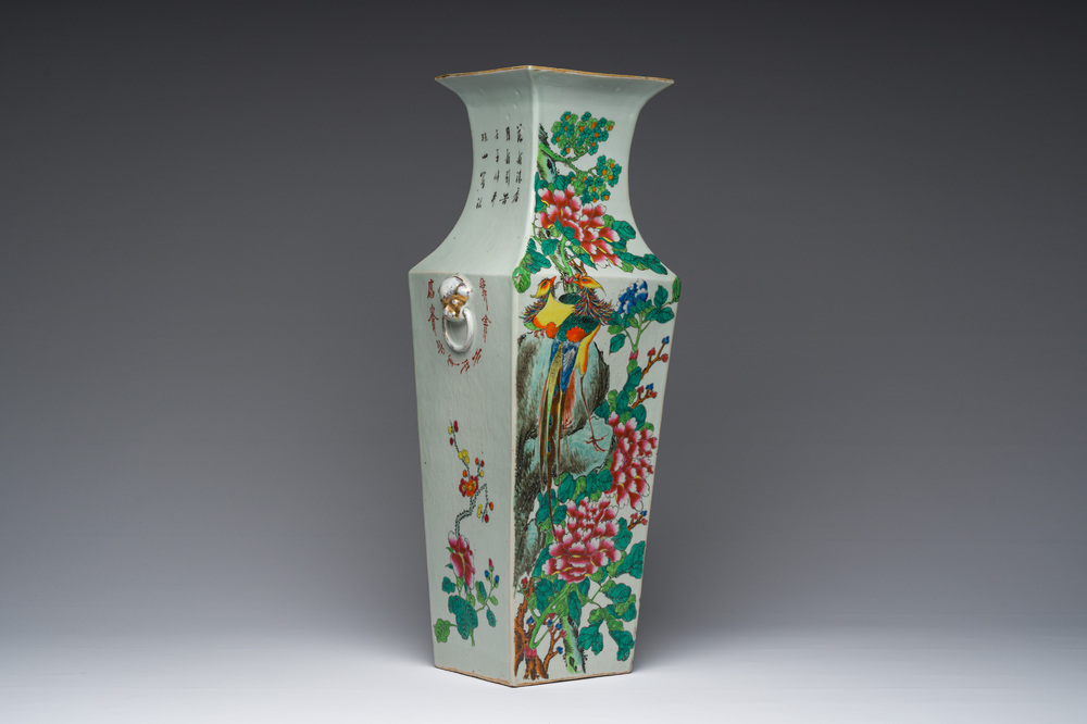 Vase de forme carr&eacute;e en porcelaine de Chine famille rose &agrave; d&eacute;cor de ph&eacute;nix et de fruits 'sanduo', 19&egrave;me si&egrave;cle