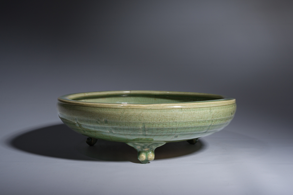 Een Chinese driepotige Longquan celadon wierookbrander, Ming