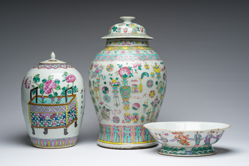 Een Chinese famille rose dekselvaas met antiquiteiten, een gemberpot met bloemenmanden en een kom met onsterfelijken, 19de eeuw