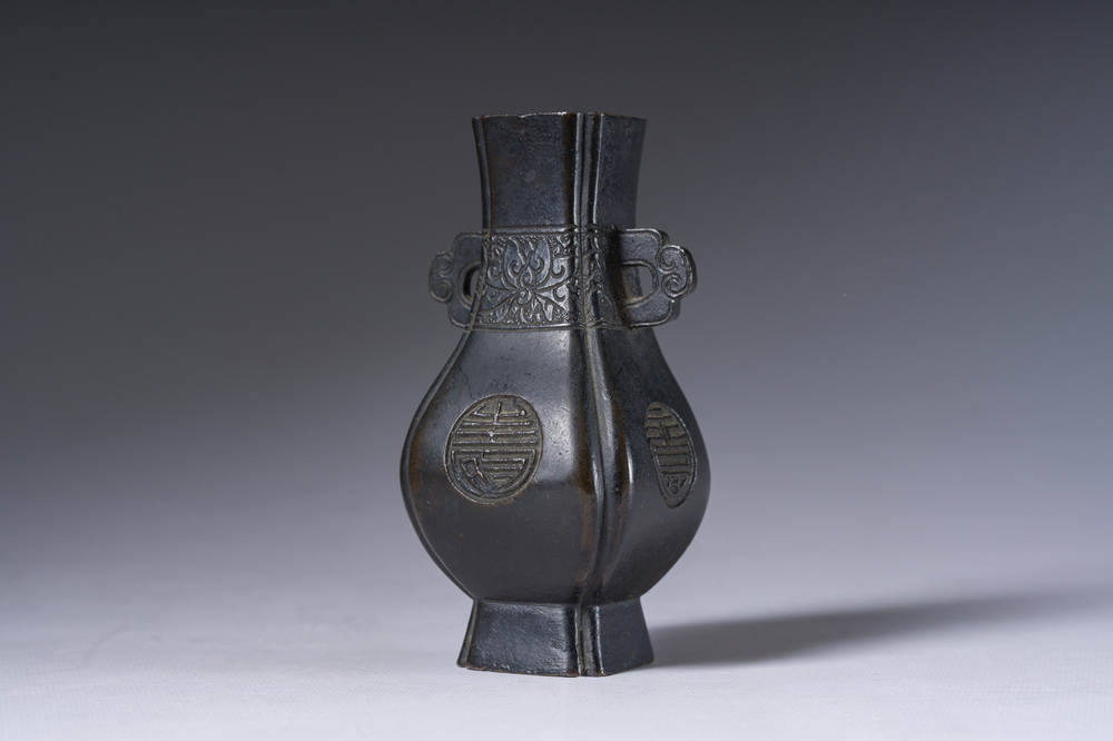 Een Chinese bronzen 'Shou' vaas, Qing