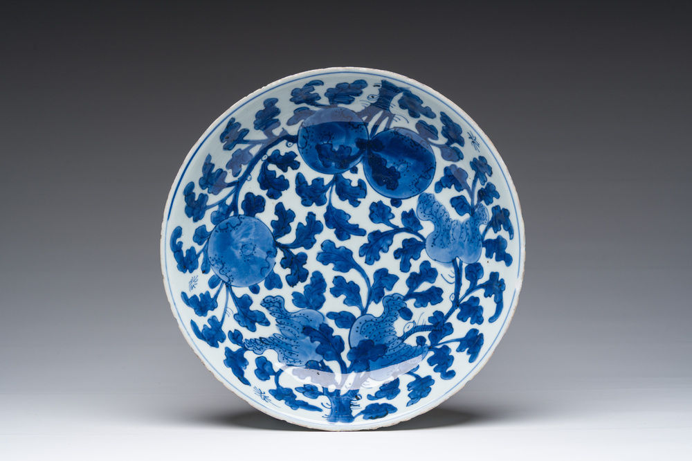 Een Chinese blauw-witte 'sanduo' schotel, Kangxi