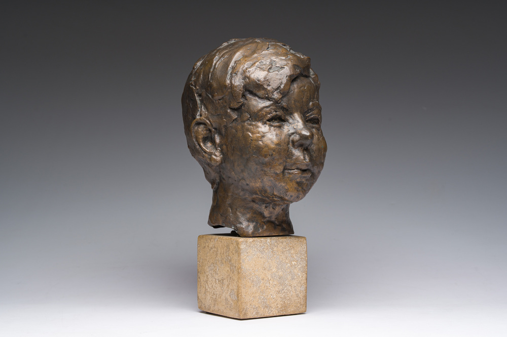 Roger Bracke (1913-1993): Portret van een jongeling, bruingepatineerd brons op een stenen sokkel, gieterijmerk 'Brons G. Vindevogel'