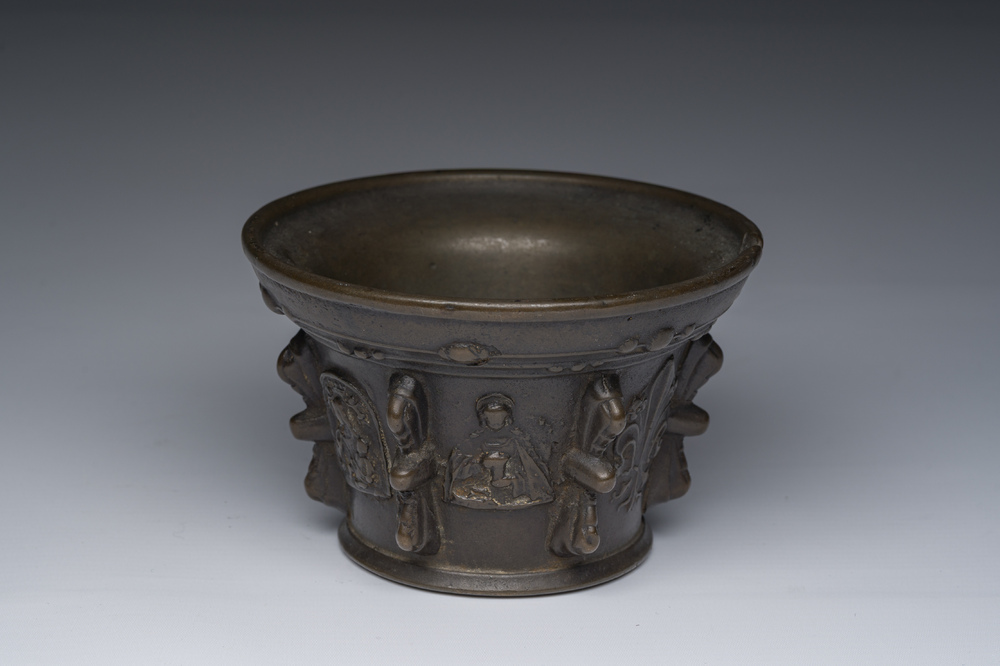 Mortier en bronze &agrave; d&eacute;cor religieux en relief, probablement Le Puy-en-Velay, France, 16&egrave;me si&egrave;cle