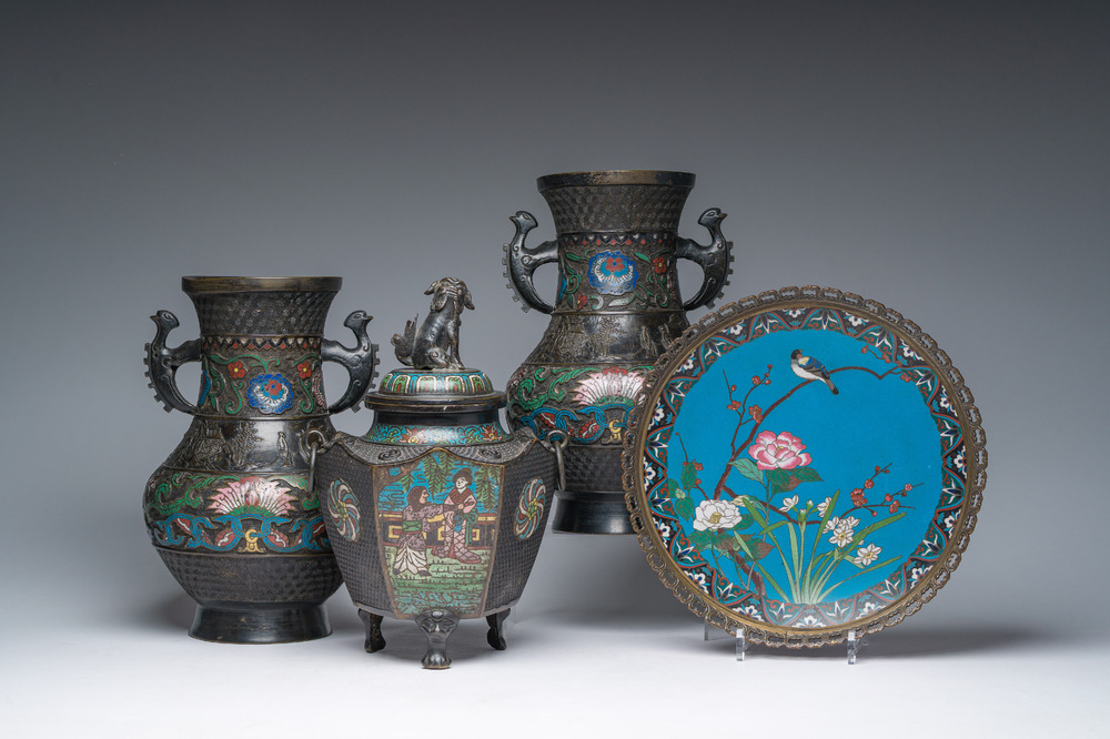 Plat en &eacute;maux cloisonn&eacute;s et trois vases en bronze et &eacute;maux champlev&eacute;s, Japon, Meiji, 19&egrave;me si&egrave;cle