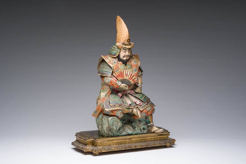 Een Japanse Satsuma sculptuur van een krijger op een verguld houten basis, Meiji, 19de eeuw